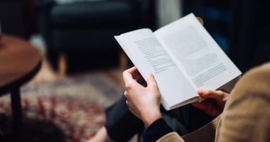 عكس توجهات العالم.. مدارس السويد تهجر الأجهزة اللوحية وتعود إلى الكتب