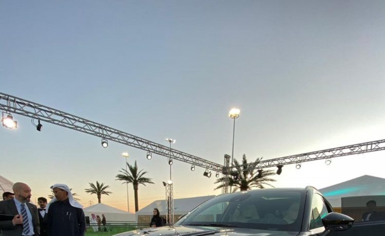 أستون مارتن تقدم DBX في معرض الرياض وزيارة من السفير الأمريكي