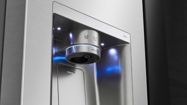 تستخدم ثلاجة InstaView من LG ضوء الأشعة فوق البنفسجية لتعقيم مياهك