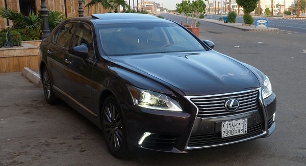 تجربة ادارة الموقع للفاخرة لكزس LS 460 موديل 2013 على شوارع المملكة العربية السعودية
