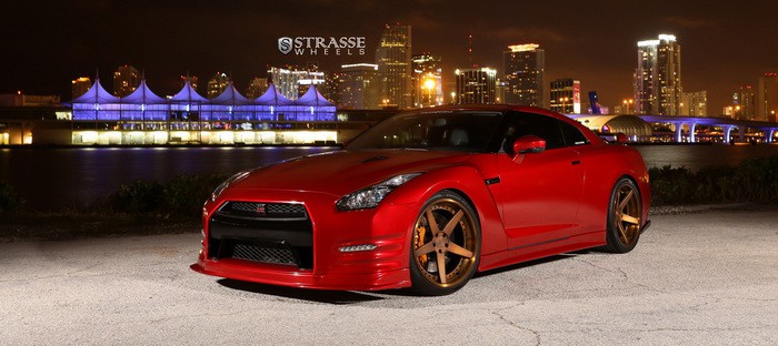 نيسان GT-R تتألق بعجلات Strasse وطلاء أحمر حريري دموي