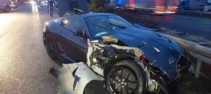 فيراري 599 GTO تصطدم بشاحنة وحاجز علي الأوتوبان الألماني بسبب المطر