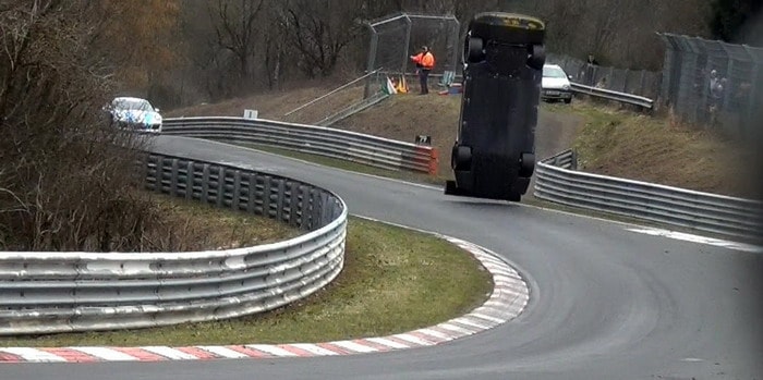 فيديو: نيسان GT-R Nismo GT3 تطير في الهواء وتقتل أحد المتفرجين على النيربيرجرينج