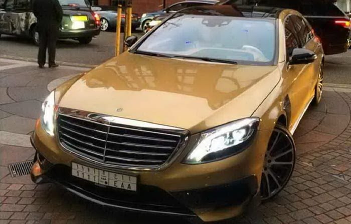 مرسيدس S63 AMG ذهبية بلوحات سعودية تحول البرود الانجليزي لحماس وإثارة