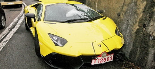 سائق اختبارات بهونج كونج يحطم نسخة العام الخمسين من لمبورجيني افنتادور LP720-4
