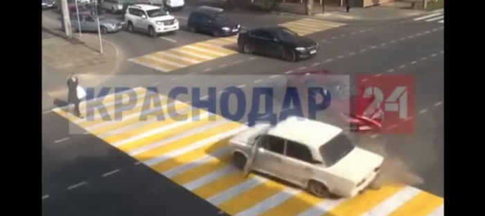 فيديو : سائق لادا أخرق يقتحم إشارة مرور حمراء ويصدم فيراري 458