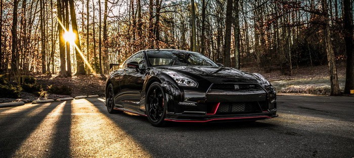 نيسان GT-R نيسمو تبتسم للكاميرات بتصميم ياباني جريء وبسيط