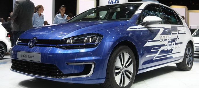 فولكس فاجن e-Golf المحسنة بمدي تنقل 300 كم تعرض في باريس 2016