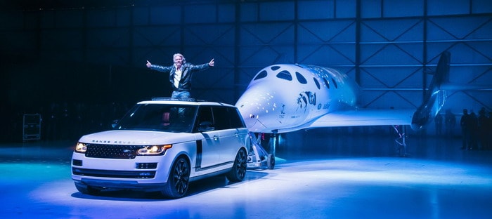 رانج روفر Autobiography تسحب سفينة الفضاء SpaceShipTwo خلال اطلاقها المثير