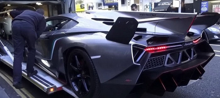 لامبورجيني فينونو نادرة تضع رحالها في لندن لتخيف الأطفال المشاغبين