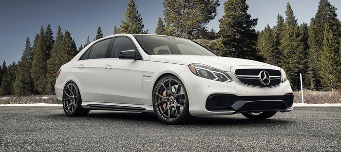 مرسيدس E63 AMG بعجلات Vorsteiner V-FF 103 تتألق باللون الأبيض