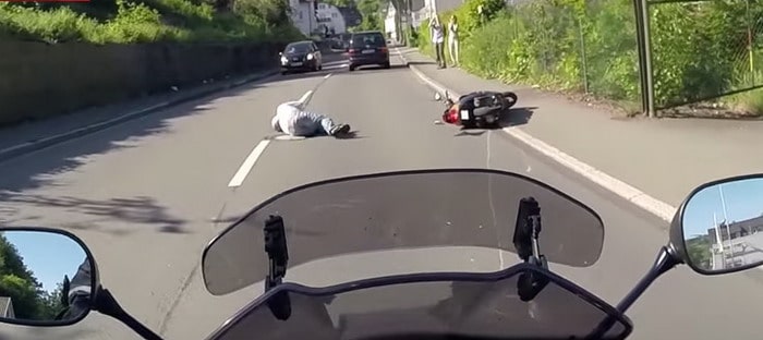 فيديو : سائق فولكس فاجن طوارق يدهس قائد اسكوتر بسبب إشارة بذيئة